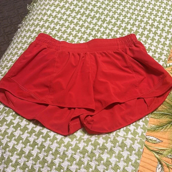 Lululemon Hotty Hot Low-Rise Short 2.5" - Picture 7 of 11